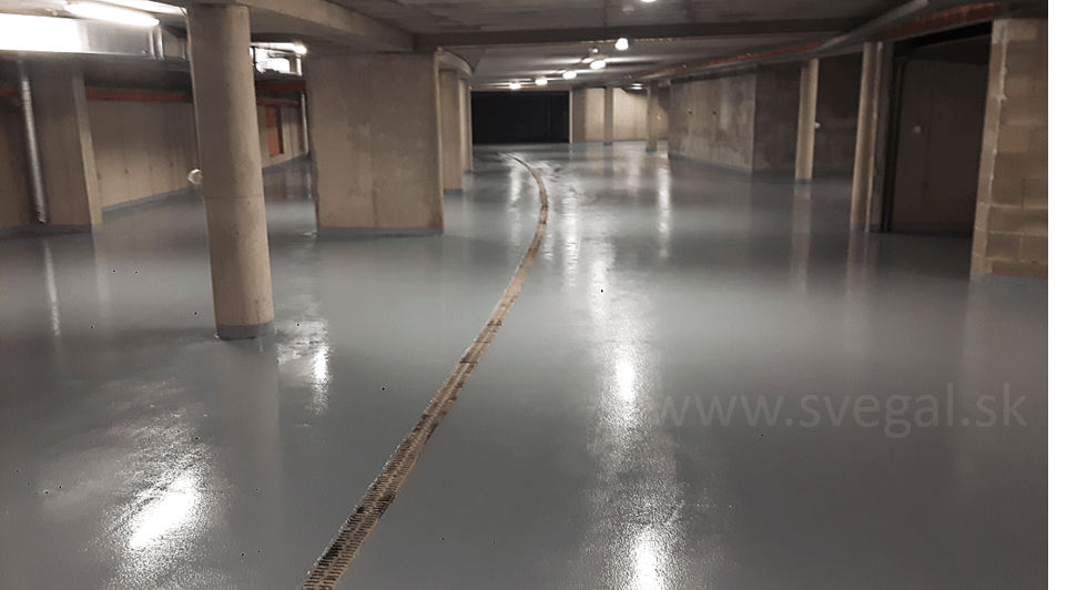 Betónový podklad podzemnej garáže ošetrený EPOSTYLOM 521-01. Bezpečnostné protišmykové prevedenie v šedom odtieni RAL 7001.