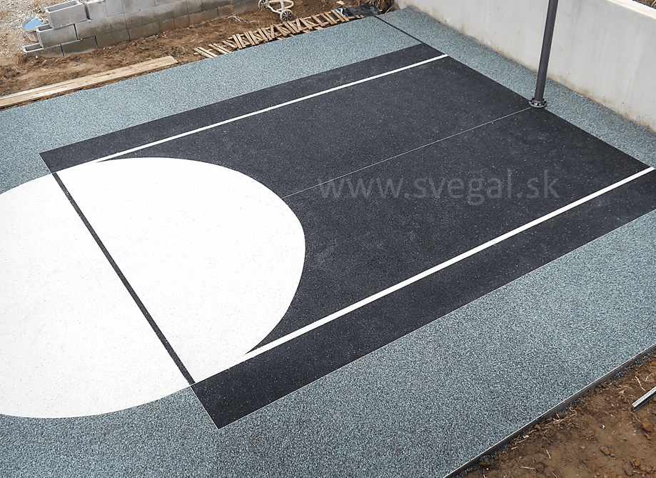 Farebný kamienkový koberec použitý ako povrch basketbalového ihriska. Vďaka využitiu drenážneho efektu nebude na povrchu ostávať voda. Použitý materiál CHS-EPODUR STONE.