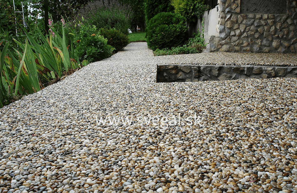 Kamenný koberec detail zblízka, realizované epoxidovou živicou EPODUR STONE. Štrkový koberec, kameninový koberec, kamienkový koberec.