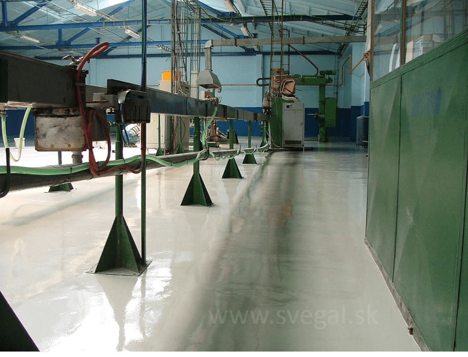 Epoxidová liata podlaha vo výrobnej priemyselnej hale. Použitý epoxid EPOSTYL 521-01 v šedom odtieni.