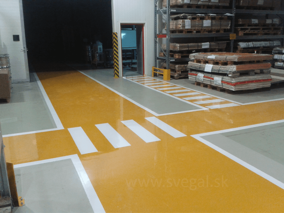 Liata podlaha v rôznych farebných odtieňoch vo výrobnom podniku. Použitá epoxidová stierka výrobcu SPOLCHEMIE EPOSTYL 521-01.