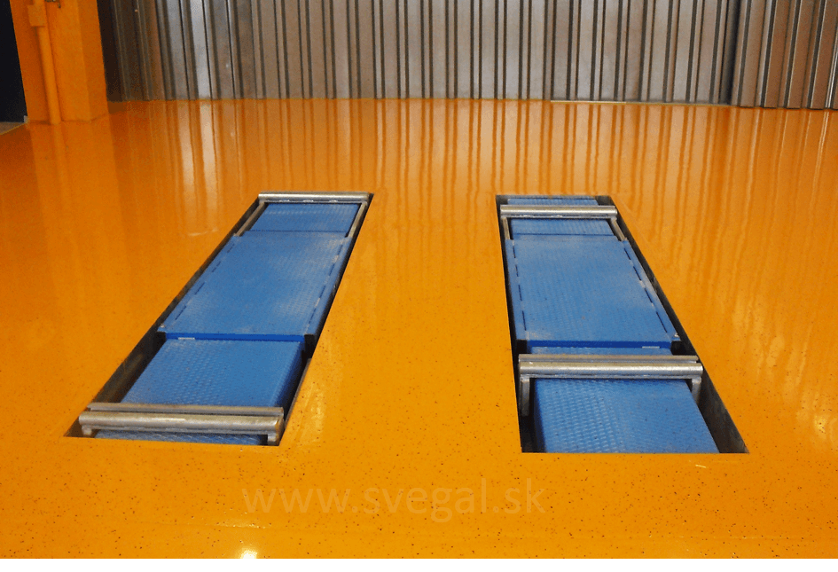 Betónová podlaha na stanici STK upravená epoxidovou stierkou s presypom akrylových čipsov HERBOL.