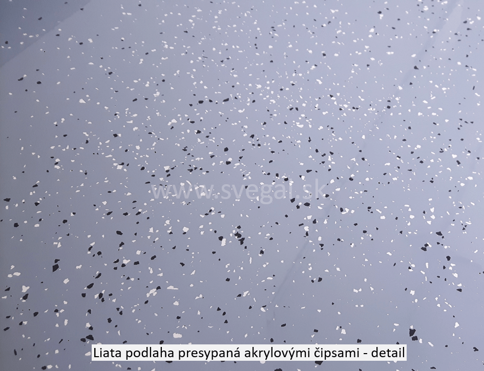 Akrylátové čipsy HERBOL zmes biela, čierna na šedej liatej epoxidovej podlahe.