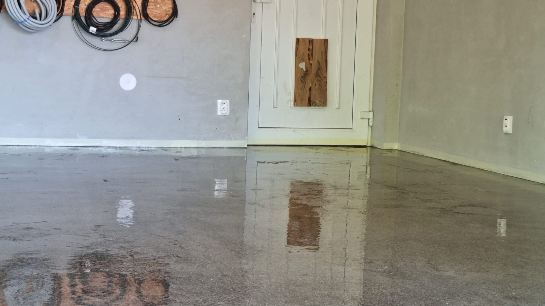 Nanesená epoxidová penetrácia CHS-EPOXY 474 na betónovom podklade